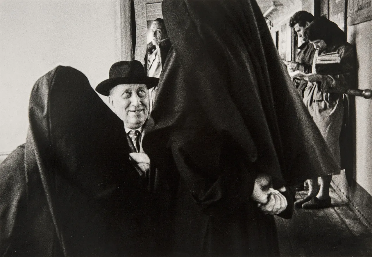 On a vaporetto, Venice, 1958 - Gianni Berengo Gardin