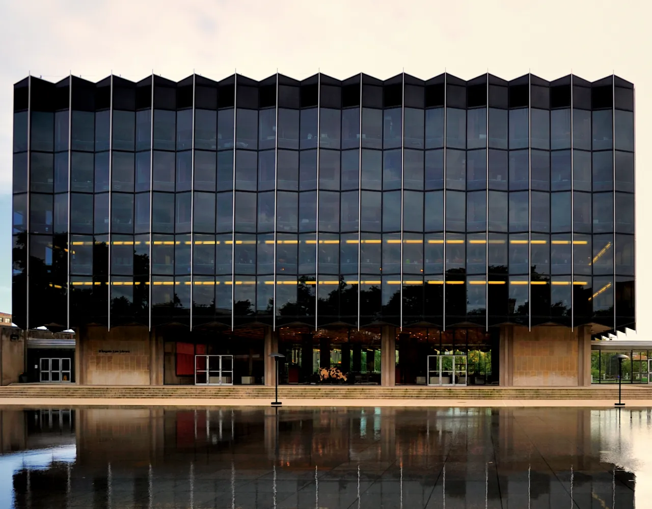 D’Angelo Law Library at the University of Chicago Law School, Chicago, Illinois, USA, 1959, Eero Saarinen. Picture credit: Bruce Leighty (page 76)