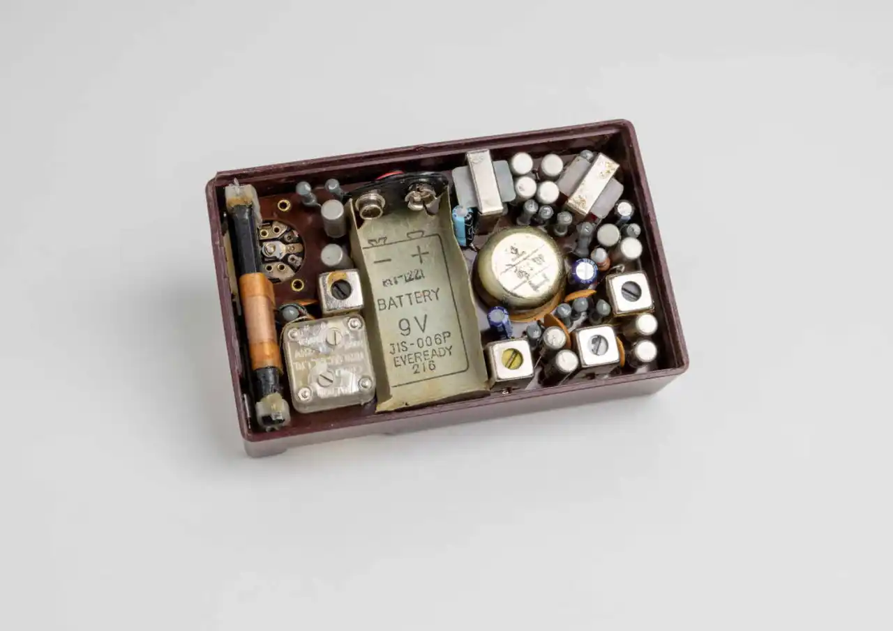 Inside a vintage transistor radio (Outtake) © Open Circuits. Photography by Windell Oskay