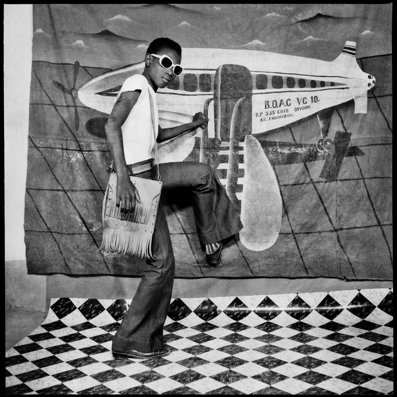 Sanlé Sory 'Je Vais Décoller, 1977' © Sanlé Sory/Tezeta. Courtesy David Hill Gallery