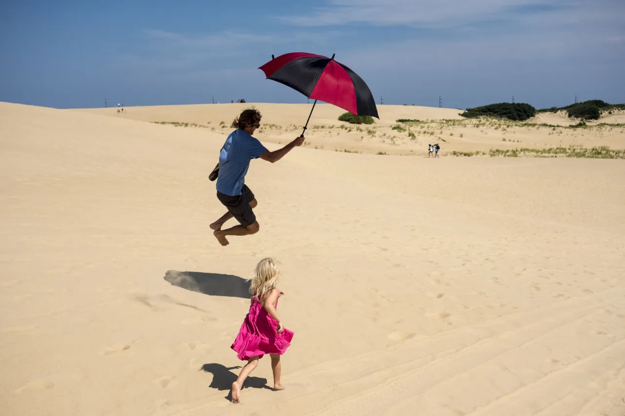 After watching the solar eclipse (90% totality) atop Jockey's Ridge State Park. Outer Banks, North Carolina, USA, 2017. © David Alan Harvey / Magnum Photos