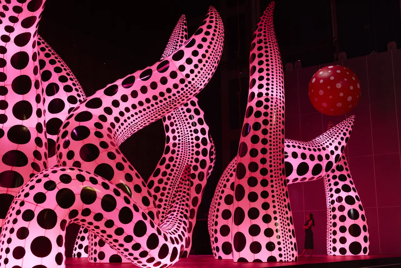 A Bouquet of Love I Saw in the Universe, 2021 Installation view from Manchester International Festival 2023 exhibition ‘Yayoi  Kusama_ You, Me and the Balloons’ at Aviva Studios.  Images © David Levene