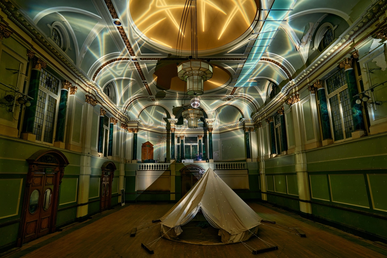 Hugo Dalton, Crown of Thorns, 2020, light projection, Photo: Tom Mannion Landscape